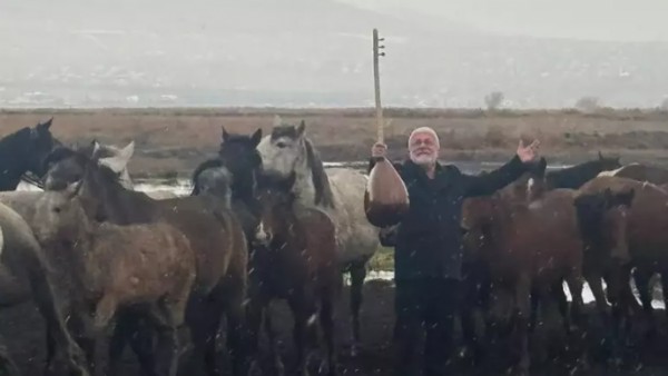 Onur Akın'a klip çekiminde at çarptı!